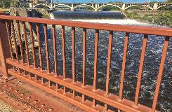 景观河道护栏用锌钢还是仿木的